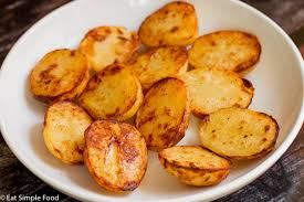 This Crispy And Healthy Oven Roasted Yukon Gold Potatoes Recipe Is Perfect For Baking Small Pee In 2020 Gold Potato Recipes Roasted Yukon Gold Potatoes Potato Recipes