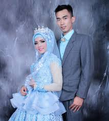 Kalau kamu ingin memakai baju pengantin modern yang simpel tapi terkesan mewah, gaun di atas bisa kamu jadikan inspirasi lho. Gaun Resepsi Baby Blue