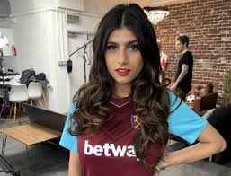 Последние твиты от mia k. Mia Khalifa How Can One Claim The Largest Protest In History Is All Paid Actors India New England News