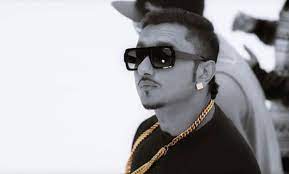 The star was seen looking healthy this weekend outside his brother's marriage ceremony and wearing his own. 16 Yo Yo Honey Singh Photos In Famous Hairstyles Ideas Yo Yo Honey Singh Famous Hairstyles Singh