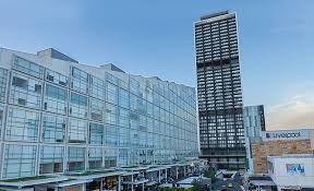 5 andares con algo (esp aml fam) ‹con revólver/dinero› to carry sth; Hyatt Regency Andares The Skyscraper Center