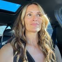 Sara Stenger's Instagram, Twitter & Facebook