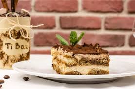 Für eine besonders schöne optik kann man die einzelnen stücke noch mit sahnetupfen und moccabohnen dekorieren. Tiramisu Torte Affektblog De