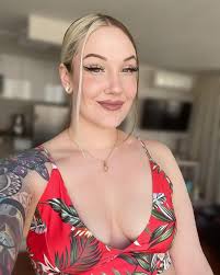 Absolutely beautiful.! Snowy Wolf 🤍🐺