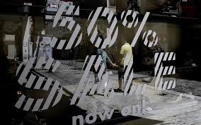 Η σημερινή κυριακή 20 ιανουαρίου είναι η πρώτη των χειμερινών εκπτώσεων και τα καταστήματα θα είναι ανοικτά για τους καταναλωτές που θα επιλέξουν να κάνουν τα ψώνια τους. Anoixta Magazia Kai Soyper Market Thn Kyriakh 9 5 Speedynews Gr