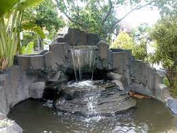 Tak hanya itu saja, pada bagian pinggir kolam juga telah diberikan sebuah air mancur yang menambahkan konsep ceria pada kolam. 13 Desain Air Terjun Untuk Taman Di Halaman Rumah Anda