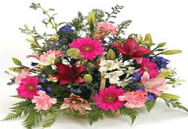 Como Fazer Arranjos De Flores Naturais Flores artificiais de diferentes cores, assim como samambaias artificiais, todas de tamanhos diferentes. como fazer arranjos de flores naturais