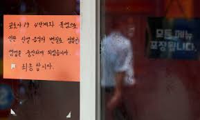 앞서 정부는 추석 연휴를 맞아 이달 17일부터 수도권 등 4단계 지역 가정 내 가족 모임에 대해 3단계 사적모임 기준을 적용한 바 있다. ë°±ì‹  ì 'ì¢…ì™„ë£Œìž í¬í•¨ 4ì¸ í—ˆìš© ì‹ë‹¹ ì¹´íŽ˜ ì˜ì—…ì€ ë°¤ 9ì‹œê¹Œì§€ ì‹œì‚¬ì €ë„