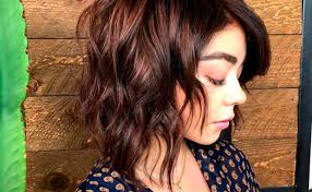 Doch der weg dahin ist lang und mühsam. Trend Frisur 2019 Wuschelige Haare Mit Stirnfransen Woman At