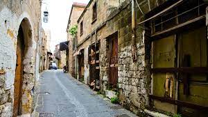 Χωρίζεται στη σύγχρονη, νέα πόλη, η οποία έχει κοσμοπολίτικο χαρακτήρα και τη. Rodos Kindyneyei Apo Katarreysh H Palia Polh H Rodiakh