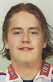 Hämeenlinnan Pallokerho ottaa osaa Kerho-kasvatti Toni Saarisen perheen ja  läheisten suruun. Lepää rauhassa Toni. 🧡 Maanantaina menehtynyt Toni  Saarinen pelasi HPK:ssa ensimmäiset Liiga-ottelunsa kaudella 1995-1996.  Pitkän uran SM-Liigassa Pelicansin ...