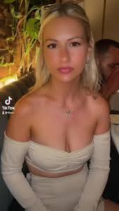 Roseann Forbes's Instagram, Twitter & Facebook