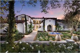 Also called spanish revival, this style was very popular in the united states from 1915 to 1945. Spanish Style House White Best Home Style Inspiration