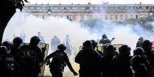 Si la manifestation de ce dimanche 6 octobre apparaît comme l'un des modes d'expression possible, d'autres opposants. Video Paris Une Infirmiere Violemment Interpellee Lors De La Manifestation Des Soignants