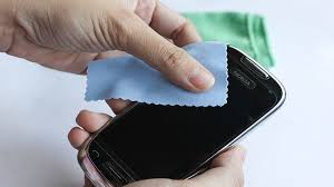 مفاجأة 7 أشياء إياك أن تستخدمها لتنظيف شاشة الهاتف