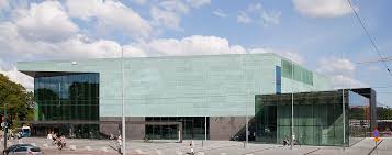 Tabii kalabalık deyince aklımızda canlanan i̇stanbul'un 18 milyonluk nüfusu oluyor ama zaten koskoca finlandiya'nın nüfusu hepi topu. Helsinki Music Centre Wikipedia