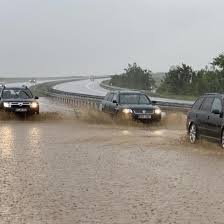 Unwetter in deutschland sorgen für überflutungen, straßensperren und aquaplaning. Unwetter In Deutschland Starkregen Sorgt Fur Unfalle Auf Autobahnen Mehrere Verletzte Svz De