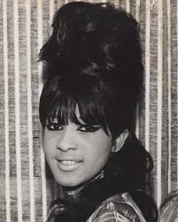 Feliz cumpleaños Ronnie Spector! 🎉🎂🎁 Ronnie Spector (Veronica Yvette  Bennett) nació el 10 de agosto de 1943 en Manhattan, Nueva York. . . Fue la  vocalista principal del grupo de chicas The