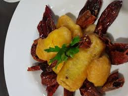 Nella gastronomia tradizionale lucana, i peperoni cruschi sono uno degli ingredienti più utilizzati, li possiamo trovare sia come antipasto che come forma di condimento di paste fatte in casa o secondi di carne o pesce, tra cui il baccalà con i peperoni cruschi. Baccala Pastellato Con Crema Di Ceci E Peperoni Cruschi Foto Di Ristorante Delle Rose Picerno Tripadvisor