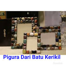 Alat dan bahan :_karton tebal / kardus bekas (13 cm x 18 cm)_gunting_cutter_lem fox_penggaris_lakban_kertas mika (11 cm x 16,5 cm)_kertas karton untuk membun. Ide Kreatif Membuat Pigura Dari Batu Kerikil Beserta Gambarnya