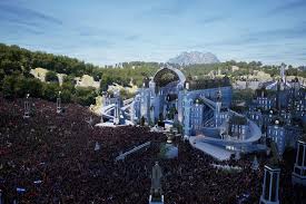 It now stretches over two weekends and usually sells out in minutes. Tomorrowland Announces Star Studded Digital Lineup For New Year S 2021 Event Dancing Astronaut