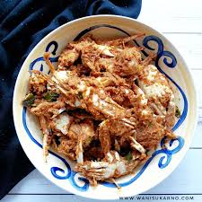 Tambahkan kayu manis, kapulaga, cengkih, bunga pekak, serai, daun pandan, dan bumbu halus. Resepi Ayam Kari Kering