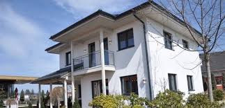 Die moderne außenansicht mit dem gefälligen walmdach sind die markenzeichen. Fertigteilhaus Hersteller Im Uberblick Mit Technischen Angaben
