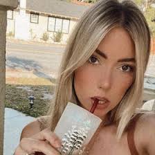 Kari Swartz (karilovess)