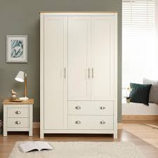 Model lemari minimalis terdiri dari berbagai macam bentuk dan ukuran untuk 2 pintu, 3 pintu, 4 pintu, 6 pintu baik kayu blok maupun dengan pintu kaca cermin. Jual Lemari Pakaian Minimalis Modern Jepara Harga Murah Arif Furniture Indonesia