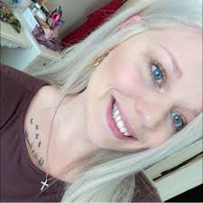 I really want to go like a dark copper red color with a blonde money piece.  Could someone see if they can do that to my hair before I do it 😂