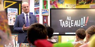 Après avoir été recteur d'académie et directeur adjoint du cabinet du ministre de l'éducation nationale, de l'enseignement supérieur et de la recherche gilles de robien. Face Aux Eleves Blanquer Fait Le Dj Et Se Prete Au Jeu De L Interro Surprise