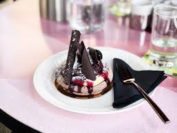 The menu is a mix of innovative creations such as a strawberry cake with cucumber,. Kuchen Atelier Dresden Crazy Julia De