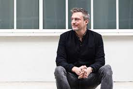 Hij studeerde humane wetenschappen aan het bimsem in mechelen, daarna communicatiebeheer aan de antwerpse plantijn hogeschool en aansluitend een jaar journalistiek aan. Gilles De Coster S Morgens Als Je Uit Je Bed Komt Ben Je In Mijn Ogen Op Je Mooist