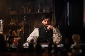 Un tueur en série assez glaçant, un passé familial douloureux pour l'héroïne, des supérieurs dont on ne sait pas vraiment dans quel camp ils opèrent, et un ils envisagent même de créer plusieurs autres histoires pour leur héroïne principale. Freud Le Pere De La Psychanalyse Sur Les Traces D Un Tueur En Serie En Mars Sur Netflix Netflix News Series E Filmes Serie Netflix Filmes