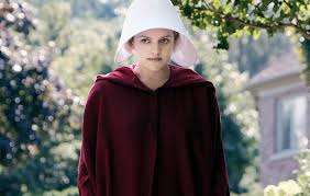 Offred et d'autres servantes sont emmenées au fenway park où on leur fait croire qu'elles seront pendues, mais cela s'avère être une ruse pour les effrayer. La Bande Annonce De Handmaid S Tale Saison 2 S Affiche Pour La Journee Du Droit Des Femmes Journal Du Geek