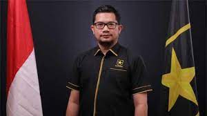 Apa yang dicapai oleh partai ummat dan amien rais sebagai lokomotifnya perubahan memberikan pelajaran buat kita semua bahwa sebagai politisi diwajibkan mempunyai integritas dan konsistensi sikap memihak kepada rakyat, kata salah seorang inisiator partai ummat ini. As2ryg5mu Leym