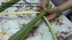 Biarkan gereja tampak sederhana dengan minimalis hiasan agar umat terarah dalam memahami masa penantian penuh pertobatan. Rangkaian Bunga Segar Untuk Liturgi Gereja Home Facebook