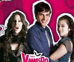 Chica vampiro, es daisy una chica común que va al colegio, se divierte, se entretiene bailando, sueña con una carrera de cantante y con seguir al lado de max (santiago talledo) un amor que dure toda la vida. Cast E Personaggi Di Chica Vampiro 2013 Serie Tv Movieplayer It