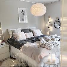Neutral Colors Soft And Fuzzy Textures And Dreamy Lighting Make This Bedroom So Relaxing And Cozy Deco Chambre Parental Idee Chambre Deco Chambre Cocooning