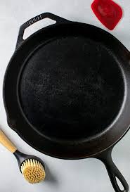 How To Clean A Cast Iron Skillet With Images Clean Baking Pans Clean Dishwasher Cleaning Hacks