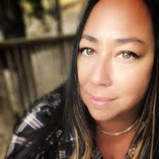 Lisa Phillips's Instagram, Twitter & Facebook