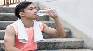 Mudah dan murah cara kuruskan badan dengan minum air bukan? 5 Cara Alami Menghilangkan Racun Dari Tubuh Yang Bisa Kamu Tiru