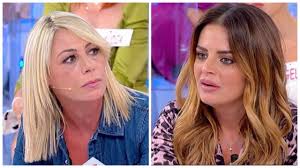 4,943 отметок «нравится», 274 комментариев — uomini e donne (@uominiedonne) в instagram: Ued Aurora E Roberta Quasi Alle Mani L Hanno Fermata In Tre La Storia