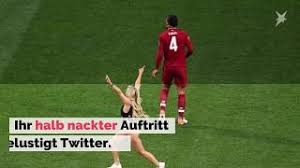 Das steckt hinter der aktion. Flitzer Beim Finale Der Champions League Twitter Feiert Die Blonde Schonheit Youtube