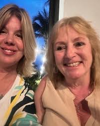 Robin Hamlin's Instagram, Twitter & Facebook