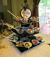 Say congrats in a way that is loud, clear, and delicious. Graduation Party White Chocolate Covered Strawberries Matched Our Black Whit Gold Graduation Party White Chocolate Covered Strawberries Black And White Theme