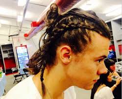For a slightly athletic vibe, push a thin cloth headband into place to keep your hair secure. How To Get Hair Like Harry Edward Styles 15 Best Haircuts Atoz Hairstyles