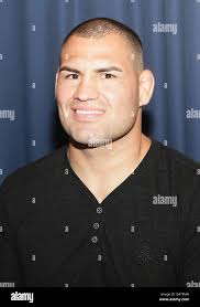 Cain velasquez ufc hi-res stock photography and images