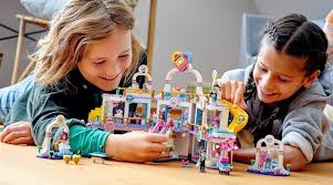 The entire friends gang reunite for this special netflix trailer.monica and chandlers marriage is on the rocks. Brandneues Lego Friends Welle Vom Marz 2021 Enthullt