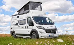 Idéal couple (2 couchages).2 places assises pivotantes (conducteur et passager). Karmann Mobil Fourgons Pour Vous